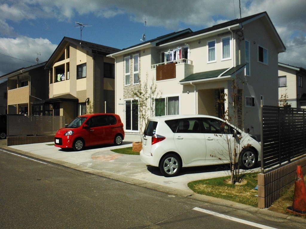 駐車場とアプローチが合わさったフロントガーデン　会津若松市Ｕ様邸