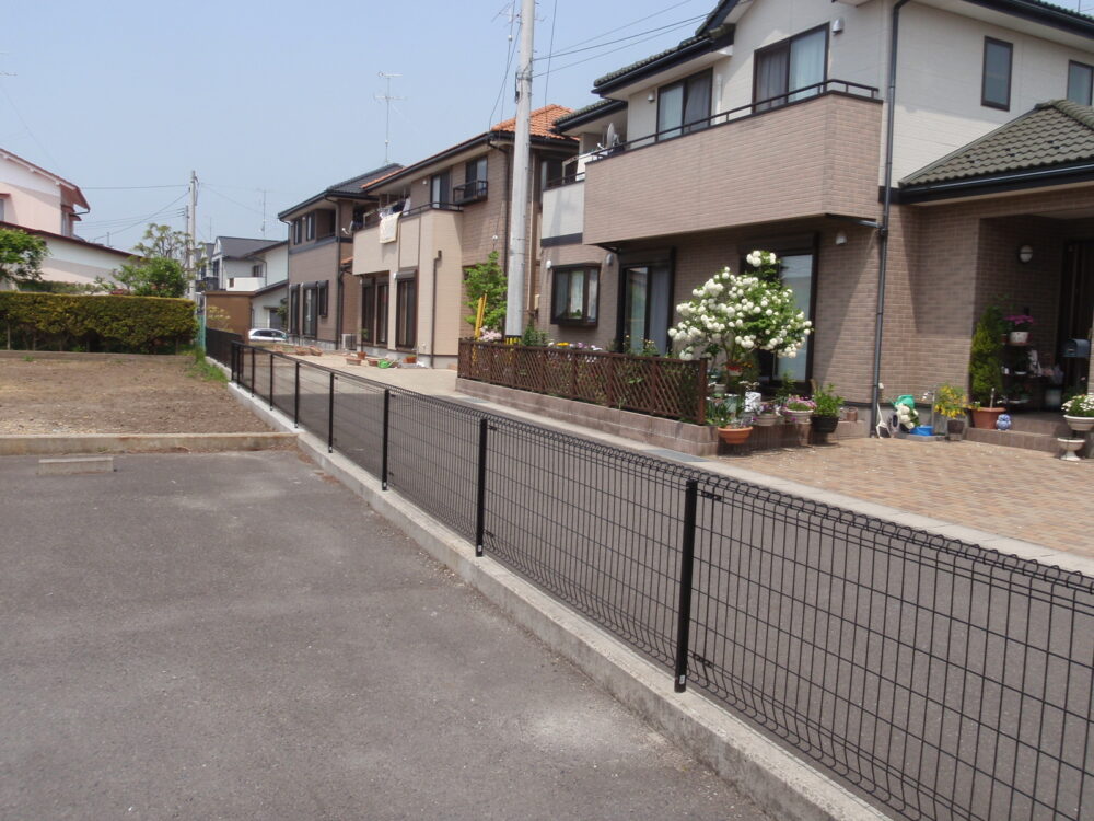 境界を分けるフェンスと土の流れを意識した擁壁　郡山市Ｉ様邸