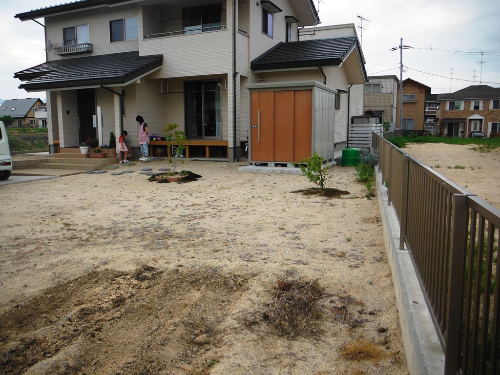 泥の汚れを気にせずに歩けるお庭になりました　郡山市H様邸