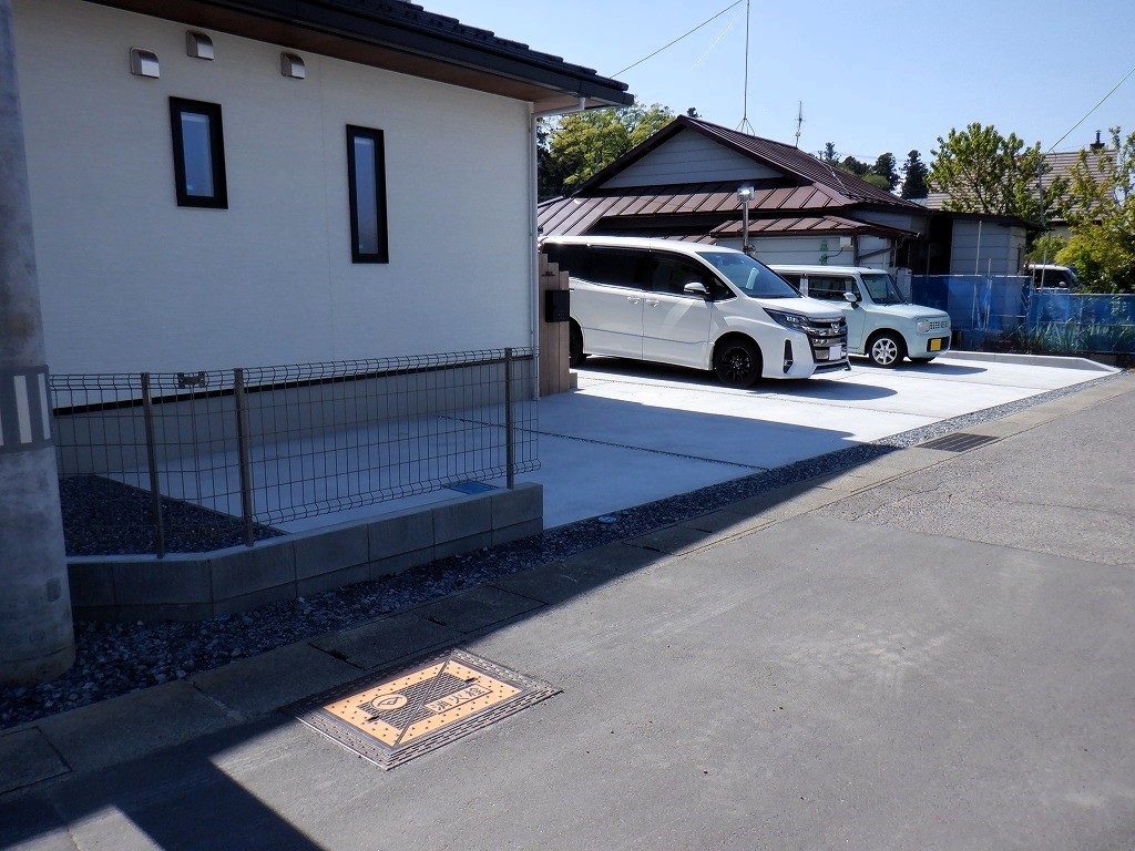 広々とした駐車場と人工芝のお庭　須賀川市Ｉ様邸